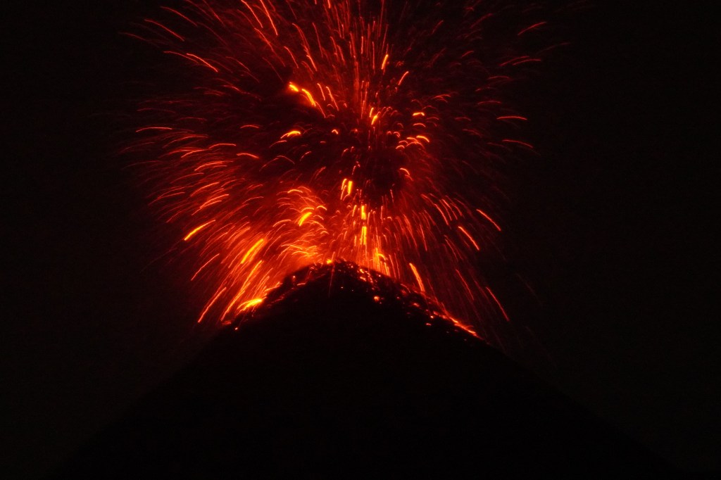 瓜地馬拉高海拔Acatenango火山探險分享｜近距離親眼看Fuego火山噴發