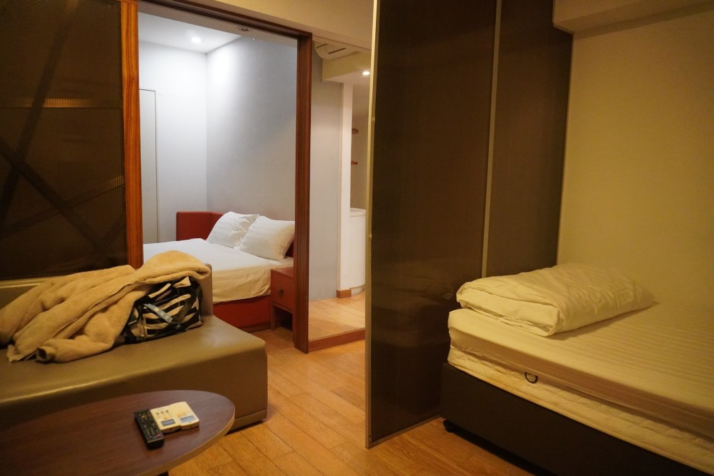 香港油麻地住宿｜灝美公寓｜地鐵站步行3分鐘｜香港高CP值住宿｜可開伙｜近興記煲仔飯