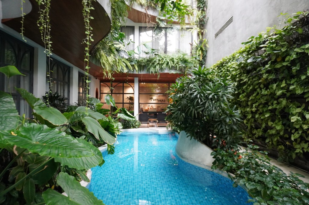 越南胡志明住宿|CITY OASIS綠洲飯店|綠意盎然的泳池|享受房間浴缸泡澡|自由行小資住宿推薦